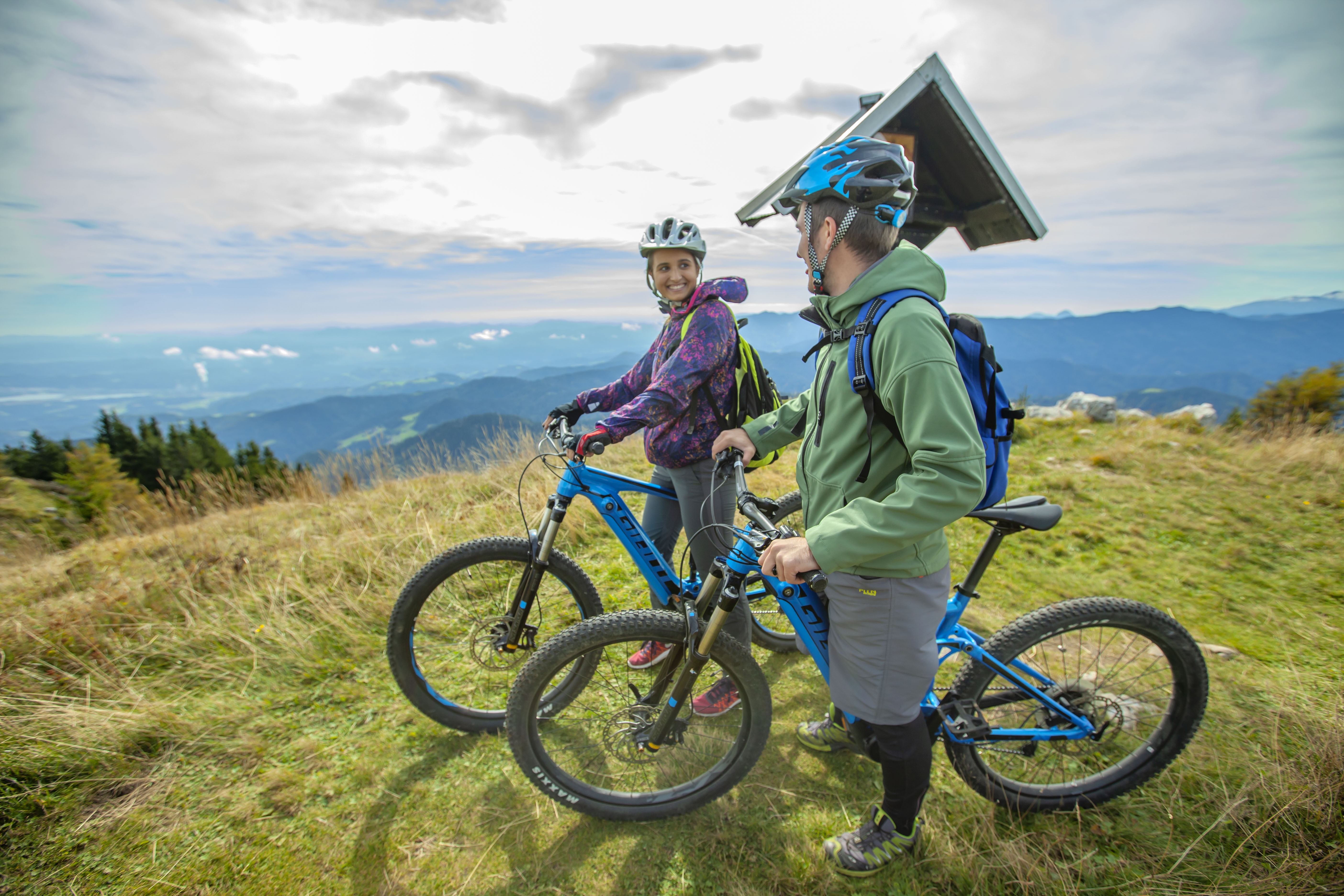 Cycliste sur les routes du Grand Bornand massif des Aravis